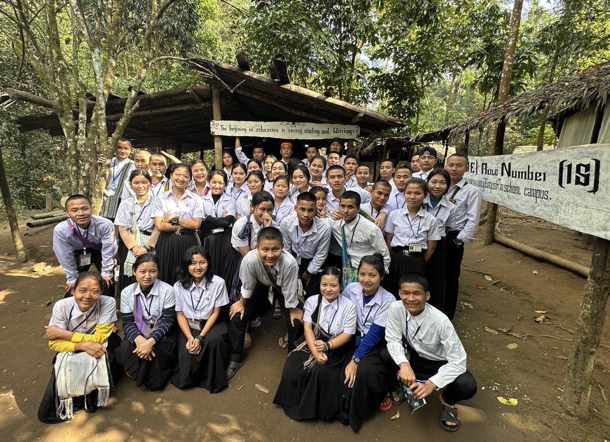 "The beginning of education is loving reading and writing." Mu Traw Jr College students in front of their classroom - Dec. 2024.

#karenpeople #KawThooLei #KarenState #Burma #educationforall #projectkare