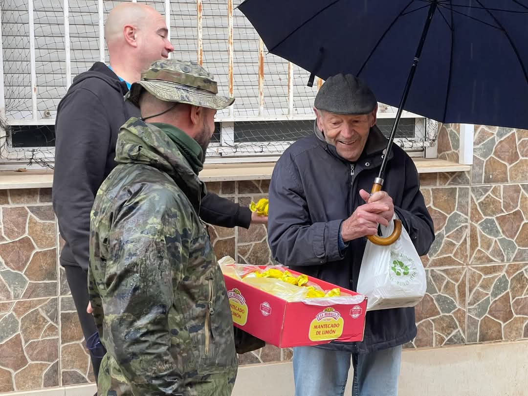 FUTER_ET's tweet photo. El personal del #RAAA74 y de la UTMAAA del #MAAA continua con su labor de ayuda en estas fechas tan especiales en #Algemesí (#Valencia): reparto de material y de regalos en el centro de discapacitados y reparto de alimentos en casas.
@EjercitoTierra
#SomostuEjército https://t.co/I9d0hpBi78