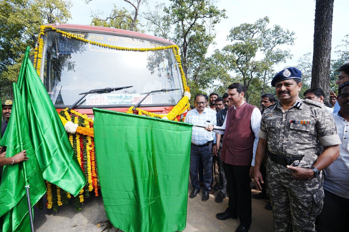 airnewsalerts's tweet photo. #Maharashtra: During his Gadchiroli tour on the first day of new year, Chief Minister @Dev_Fadnavis inaugurates a bus service in the remote village from Aheri to Gardewada and a check post at Pengunda connecting Chhattisgarh border.

The CM also inaugurates the first phase of Lloyds steel industry at Konsari with an investment of Rs 6,200 crores and employment generation of over 4000 jobs.