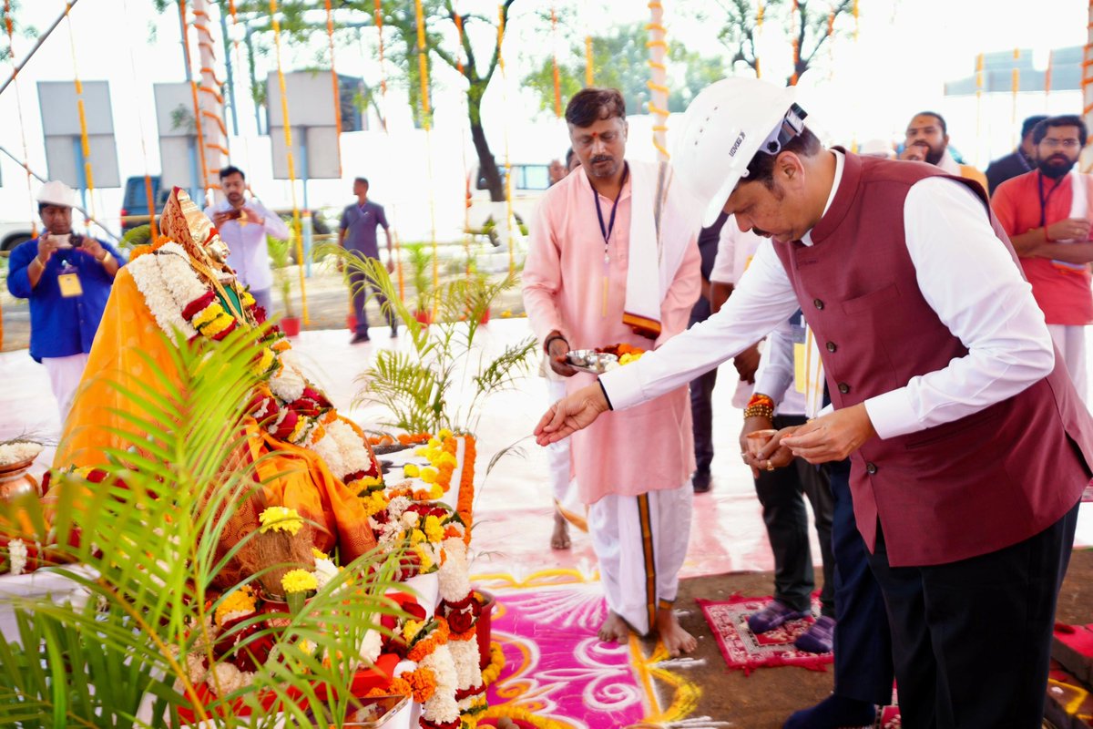 All India Radio News (@airnewsalerts) on Twitter photo #Maharashtra: During his Gadchiroli tour on the first day of new year, Chief Minister <a href="/Dev_Fadnavis/">Devendra Fadnavis</a> inaugurates a bus service in the remote village from Aheri to Gardewada and a check post at Pengunda connecting Chhattisgarh border.
The CM also inaugurates the first phase of #Maharashtra: During his Gadchiroli tour on the first day of new year, Chief Minister <a href="/Dev_Fadnavis/">Devendra Fadnavis</a> inaugurates a bus service in the remote village from Aheri to Gardewada and a check post at Pengunda connecting Chhattisgarh border.
The CM also inaugurates the first phase of