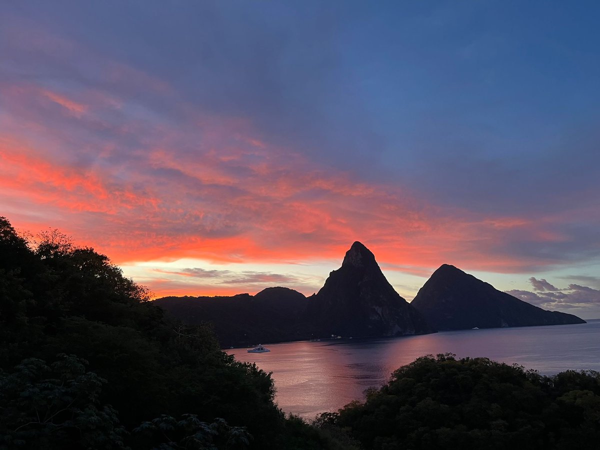 Welcome the first dawn of 2025 from Jade Mountain! As the sun climbs over the iconic Pitons, we are reminded of the endless beauty that surrounds us and the bright future that lies ahead. Here's to a year of spectacular moments, just like this one. #JadeMountain #FirstSunrise2025