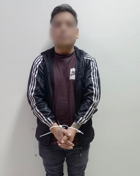 PatoBullrich's tweet photo. EXTRADITAMOS A UN NARCO BOLIVIANO

Arrancamos el año con todo. Una brigada de PFA Interpol trajo a nuestro país a este peligroso narco, jefe de la banda que mandaba mulas jóvenes con cápsulas de cocaína en el estómago y cavidad vaginal desde Ezeiza a España.

La lucha sin cuartel contra el narcotráfico no se detiene. El que las hace, las paga, esté donde esté.