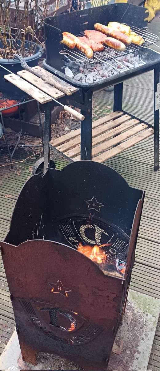 Obligatorisches Neujahrsgrillen läuft...🥳🤩
