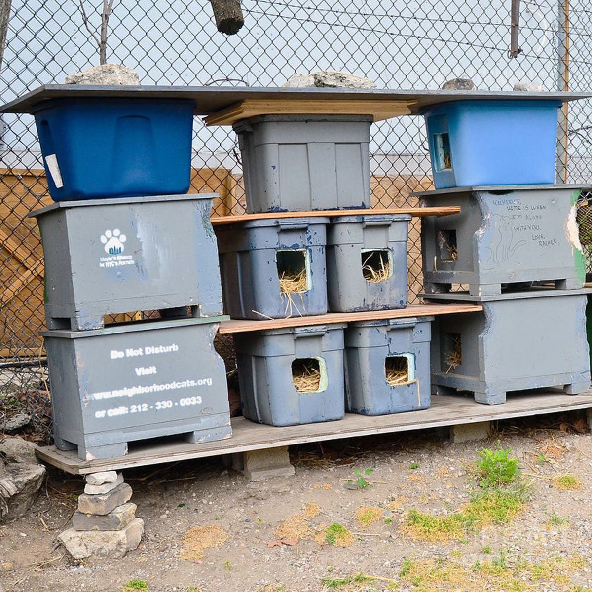 It's #WinterShelterWednesday! 🌬️❄️🏠🌡️🐈 Transform your existing cat shelters into mix 'n' match high-rise apt. complex by layering w/ sheets of plywood. Use cinder blocks for stable foundation &amp; bricks/rocks as roof weights. @bideawee #nycfci #feralcats #communitycats #tnr