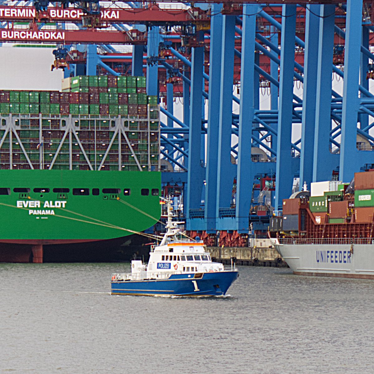 Allen ein frohes und erfolgreiches neues Jahr 2025! Hier sieht man das alte, 1992 gebaute Polizeiboot WS1 Bürgermeister Brauer im Waltershofer Hafen. Es soll dieses Jahr durch ein neues Küstenstreifenboot gleichen Namens mit Plug-in-Hybrid-Antrieb ersetzt werden.