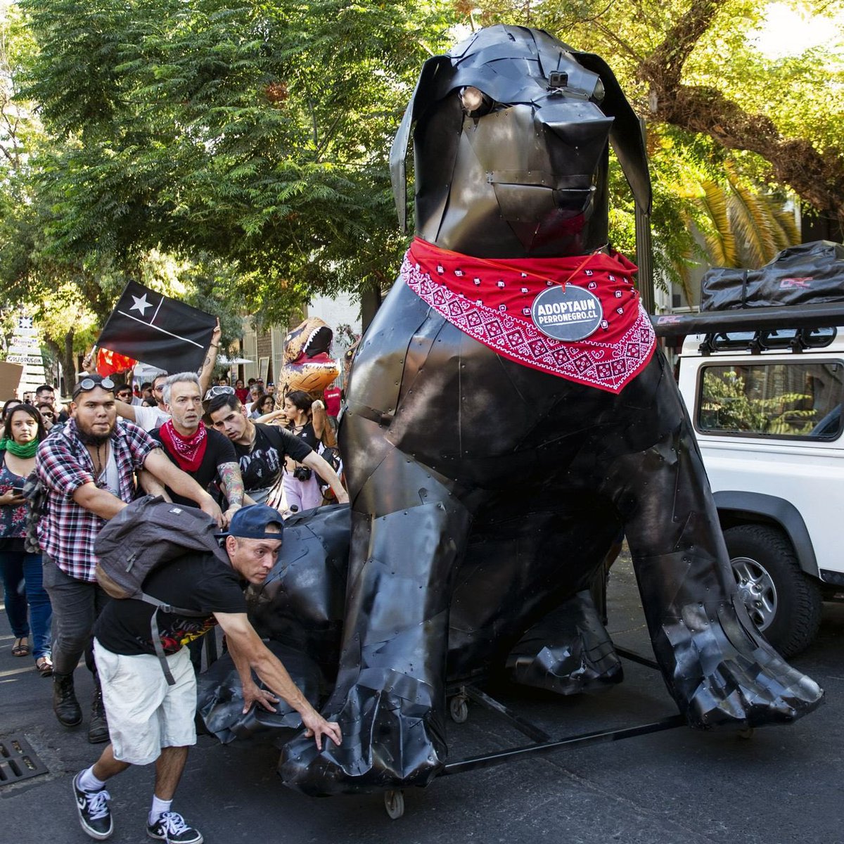 ⚓️Que Distintos Somos 

- Para quienes quemaron  Chile, su emblema es el perro “mata pacos”. 

- Para quienes defendemos Chile, nuestros referentes son Prat y Baquedano.

🇨🇱 Patria v/s 🏴 Lumpen !