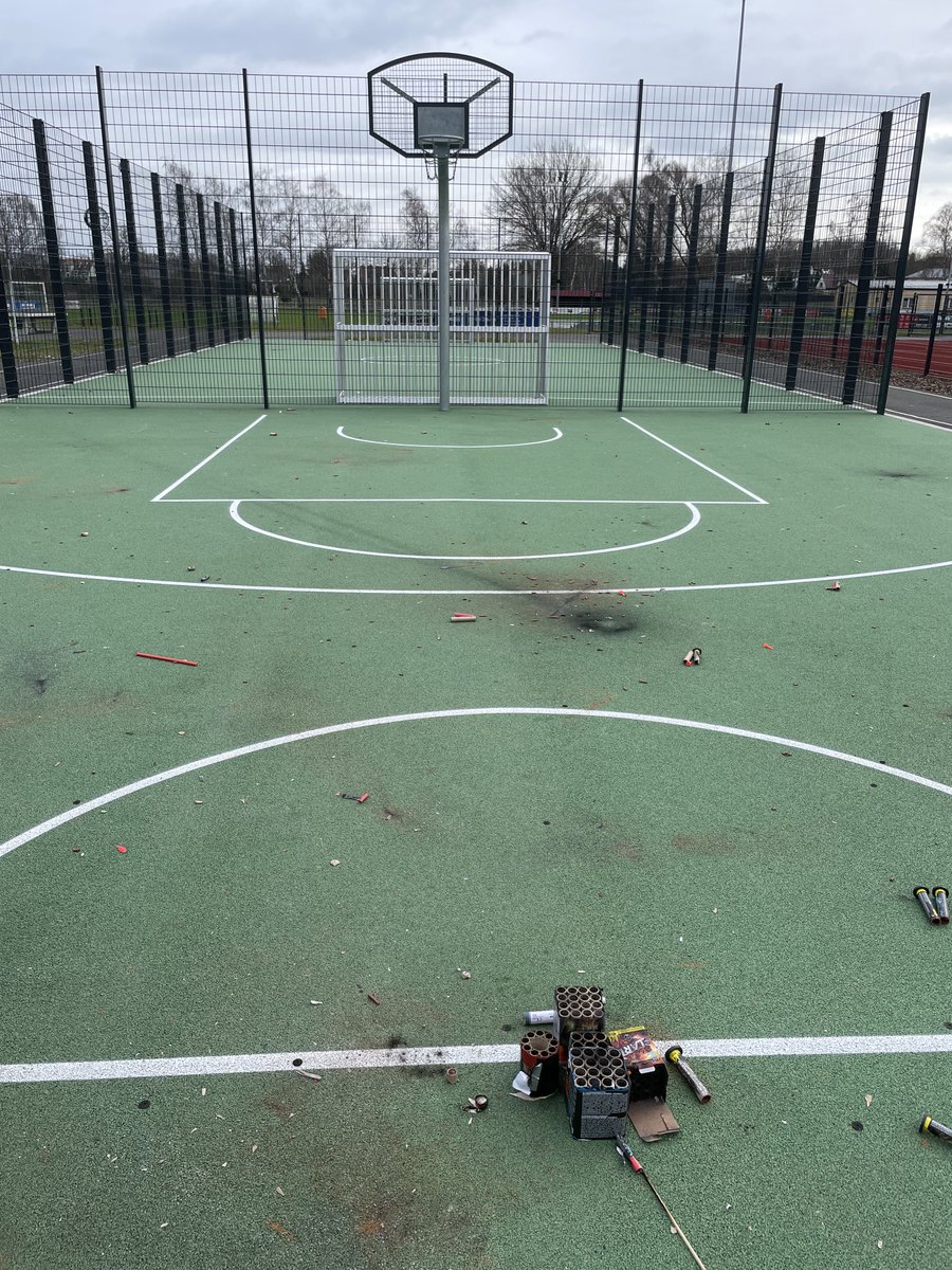 Für viel Geld lässt die Gemeinde #Panketal eine Freizeit-Sportanlage anlegen. Eröffnung war im September. Nach einmal Silvester sieht die Anlage heute so aus 😡