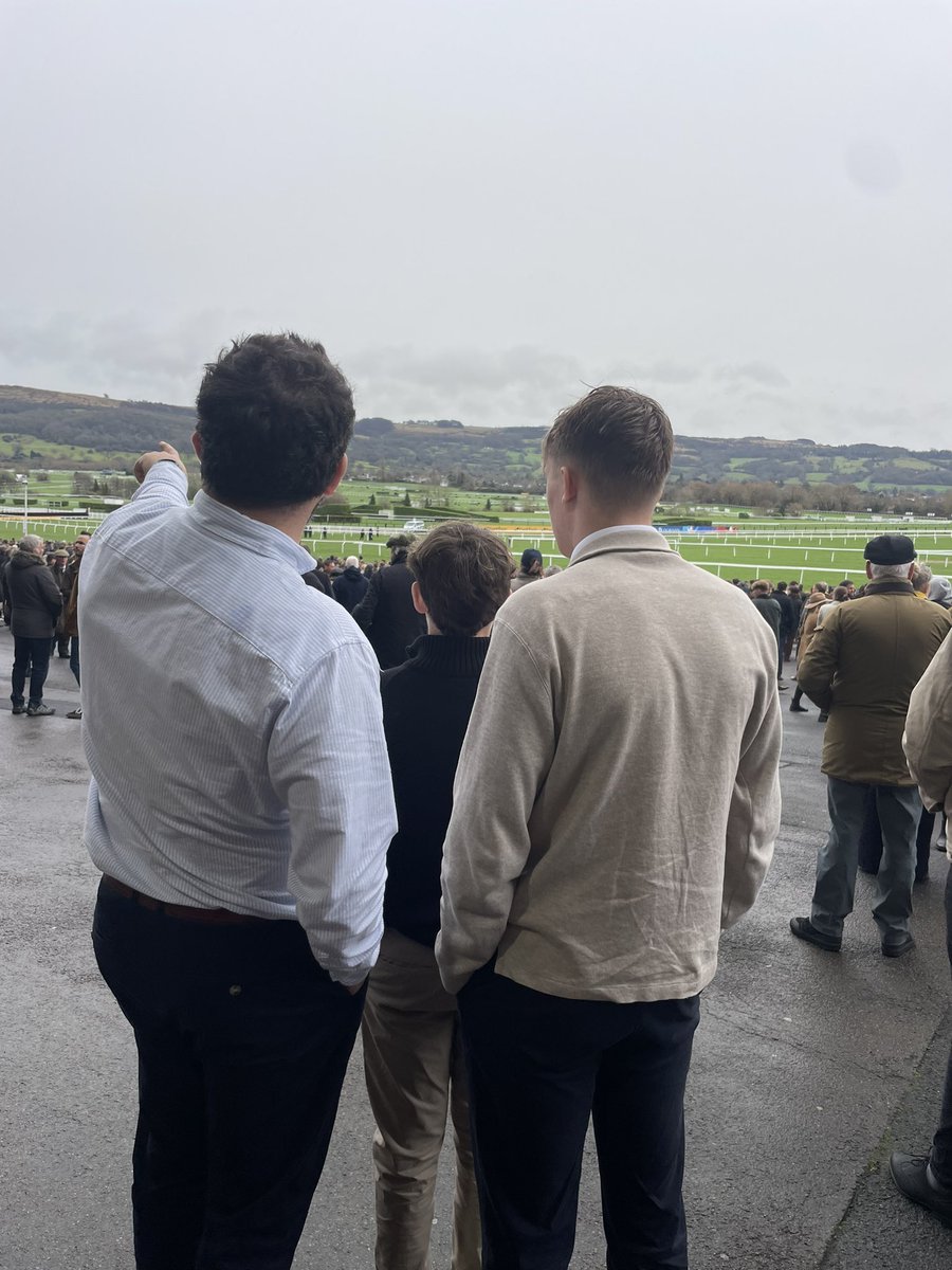 Day 1 of 365 …….
Started with a win on a female jockey 🏇 
Sign of things to come 💪🏻💪🏻
#CheltenhamRaces #NewYear2025