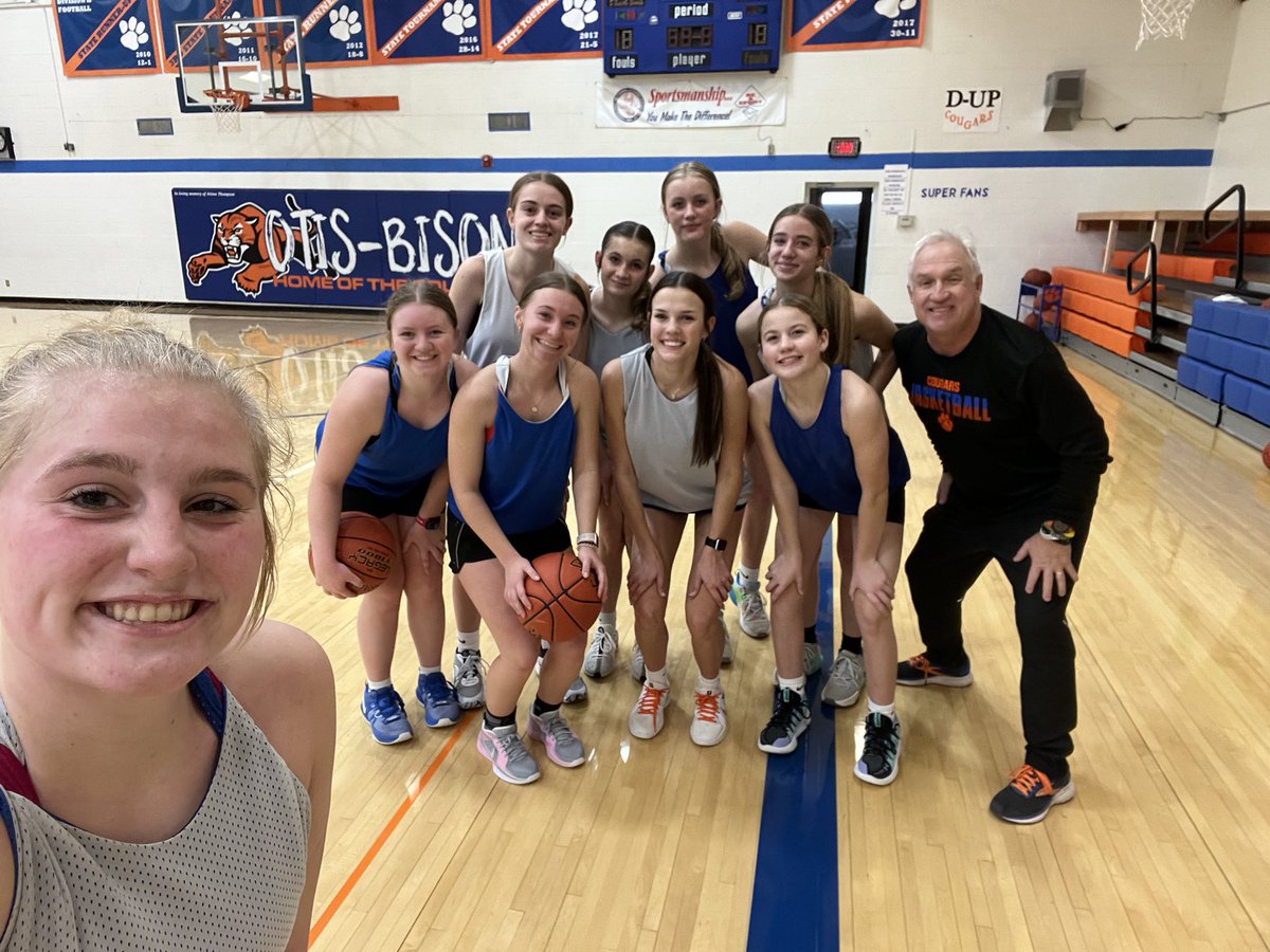 ewyst1's tweet photo. New Years Day Basketball Practice! https://t.co/fkJoMJHsSU