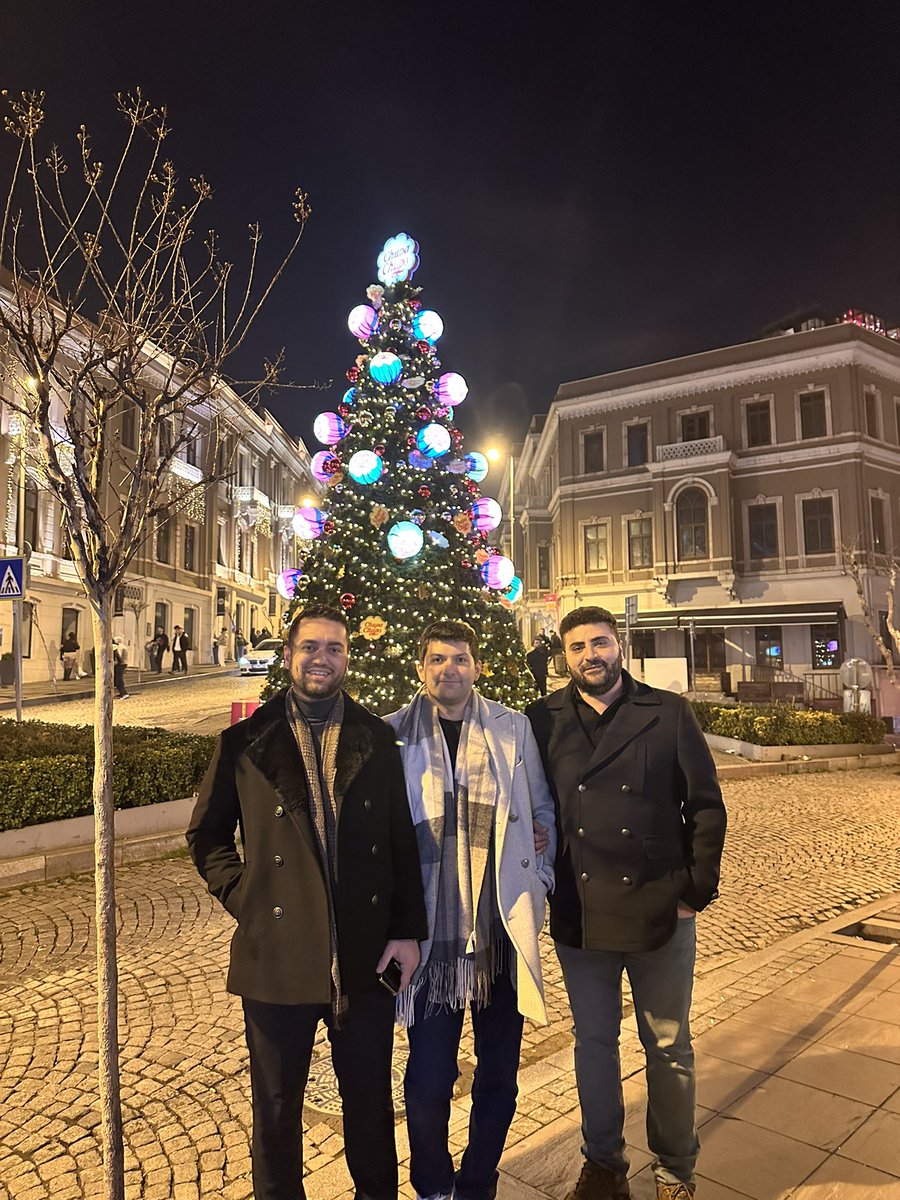 Akaretler akar dedi şair. <a href="/cmrtcaner/">Caner Cömert</a>