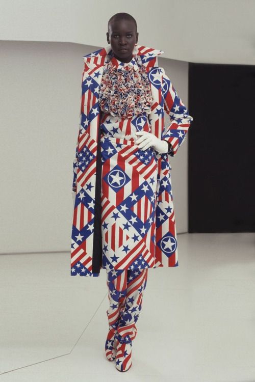 Kibwitter's tweet photo. Anybody got links for the @ViktorAndRolfRP fall 2000 RTW lookbook snapped entirely on @alekwek? Found this image online...speaks to the brand's penchant for dialed-in extravagance but I'm hunting that jeans/grey sweatshirt image that shows their knowledge of essentials...HELP!!! https://t.co/lJ80u3yeAp