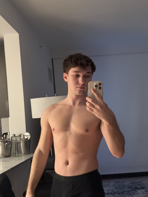 Any men out there still find an all natural man body attractive? ?? https://t.co/xyzMhrQbpg
