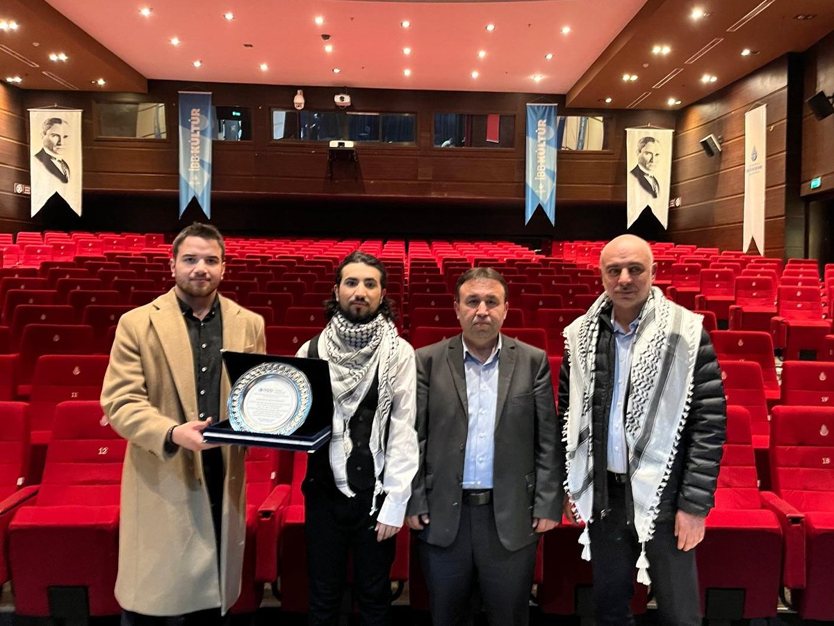 fakultedebiyat's tweet photo. Kıymetli Muhammet Salih Banazılı reisimize mezuniyet plaketini takdim ettik. 

"Malıyla, canıyla cihad eden bir Müslüman olarak anılmak isterim." (Prof. Dr. Necmettin Erbakan) https://t.co/gNOjZmMlo2
