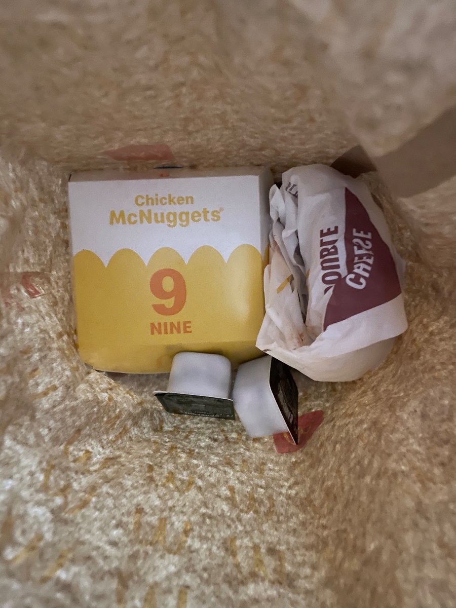 MounserLara's tweet photo. Hey @JustEatTakeaway, I’m appalled by your response to my recent order (478998805) refusing me a refund. Ordered 9 chicken selects &amp; a double cheeseburger with extra cheese, got chicken nuggets &amp; a burger with extra ketchup. £15.16 down with no help. Disgusting behavior.#JustEat https://t.co/jyuIPqEblc