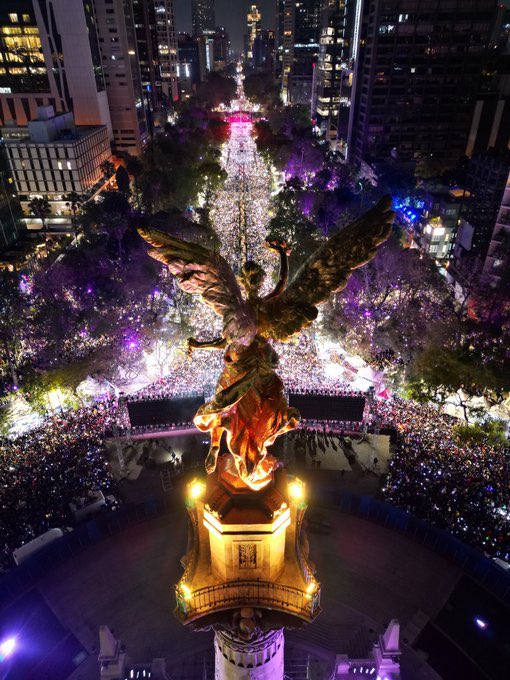 LaTintaOax's tweet photo. Celebración histórica en CDMX 🎉 Más de 200,000 personas recibieron el 2025 bailando al ritmo de PolyMarchs en el Ángel de la Independencia. 🎶✨ Una noche inolvidable que convirtió a Reforma en la discoteca móvil más grande del mundo. 🕺

https://t.co/jQDmd7MZsh

#PolyMarchs https://t.co/nMtlf5Q5N9