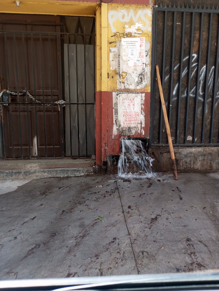 davidor1298's tweet photo. @aguas_andinas buenas tardes hay una cañería rota en calle Tarapacá 875 comuna Santiago. La pueden venir a reparar? https://t.co/ylvSqjkO7A