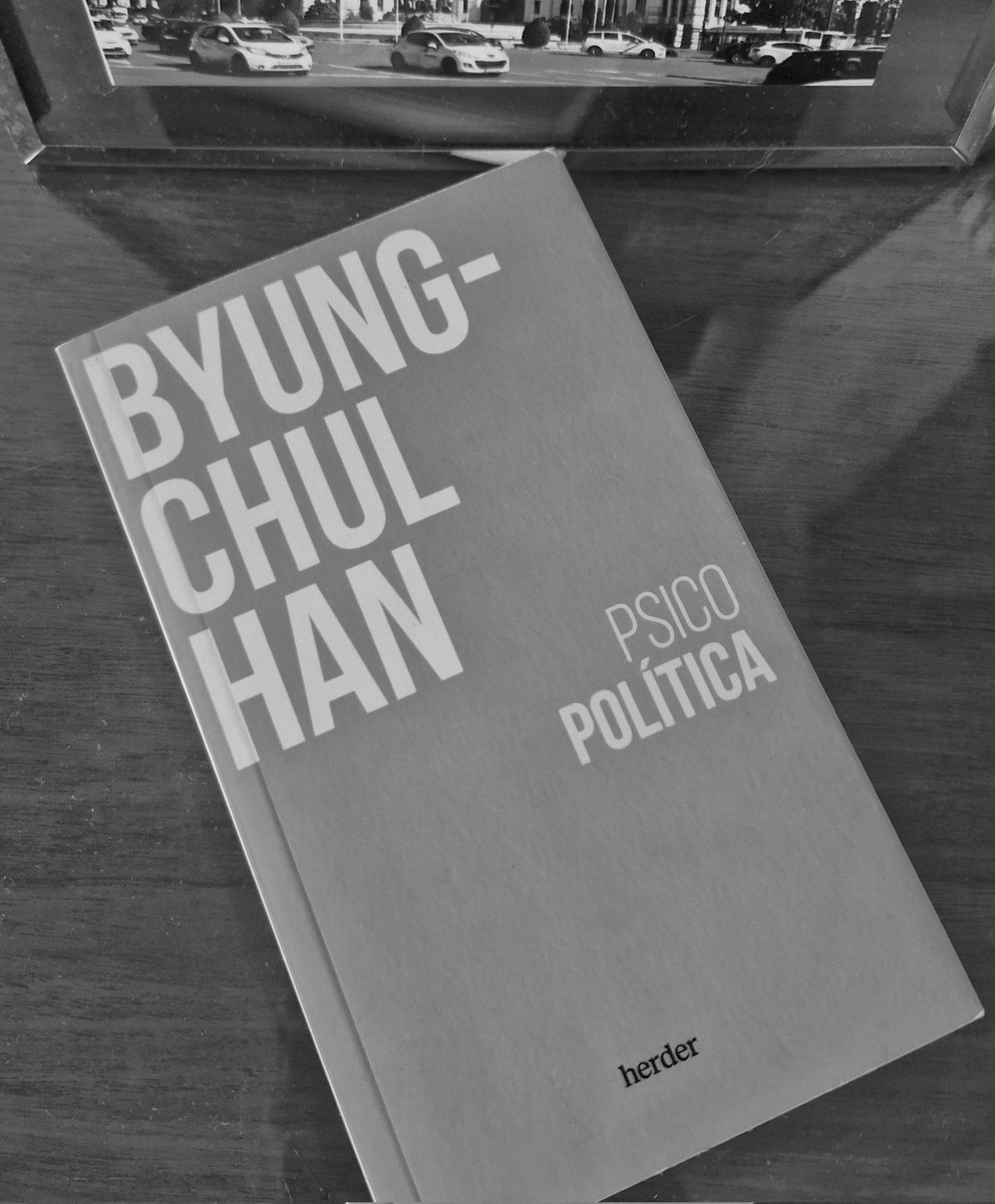 publius_88's tweet photo. Una mirada ágil e interesante sobre las implicaciones colectivas (y personales) de habitar una sociedad post industrial, inmersa en las redes sociales, big data e hiper comunicación instantánea. 

#Psicopolítica #ByungChulHan #Herder https://t.co/gH7tb3MyLj