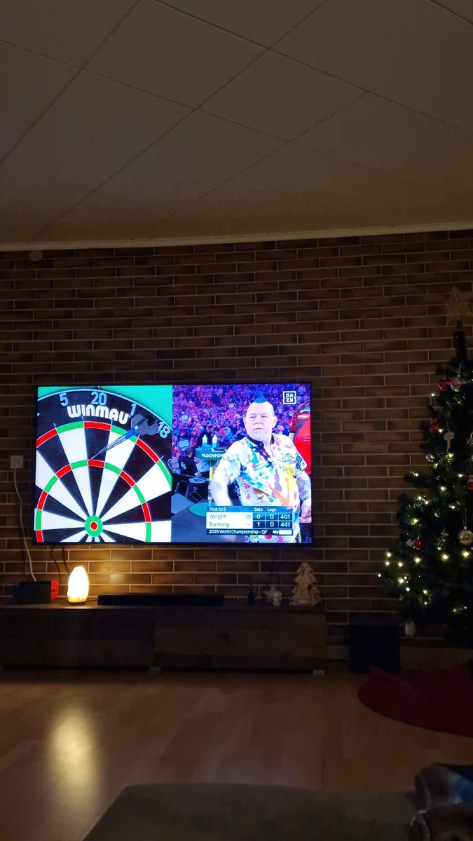 pedda89's tweet photo. Wie immer ein Fest dabei zu sein. #dartzn @ElmarPaulke  @DAZN_DE https://t.co/vn5cwYbTXY