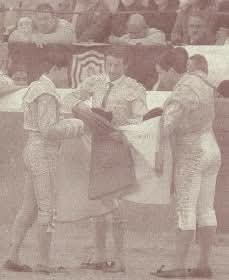 Victor M Penilla (@vmpenilla) on Twitter photo #Undíacomohoy 1 de Enero pero del 2012, #Confirma la Alternativa
Antonio García #Chihuahua
Lugar: Plaza de Toros México
Padrino: #RuizManuel
Testigo: Miguel Ortas #Miguelete
Ganadería: San Marcos
Toro: "Ambicioso"
<a href="/AGElChihuahua/">Antonio Garcia El Chihuahua</a> #Undíacomohoy 1 de Enero pero del 2012, #Confirma la Alternativa
Antonio García #Chihuahua
Lugar: Plaza de Toros México
Padrino: #RuizManuel
Testigo: Miguel Ortas #Miguelete
Ganadería: San Marcos
Toro: "Ambicioso"
<a href="/AGElChihuahua/">Antonio Garcia El Chihuahua</a>