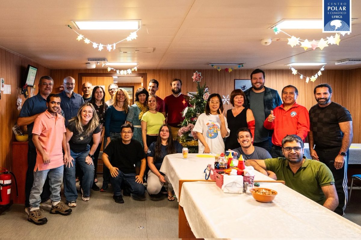 centropolar's tweet photo. 01.01.2025🥂❄️🤍

Feliz Ano Novo diretamente da Antártica!

Equipe CPC &amp; ICCE https://t.co/5pCEle3VGA