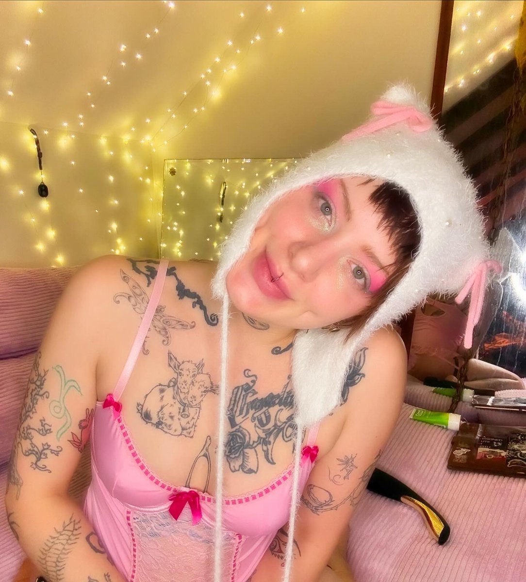 Lux69Lucky's tweet photo. Happy 2025 hope I get to even cuter in the new year 💕🌸🥹 https://t.co/65bxmwp4uH