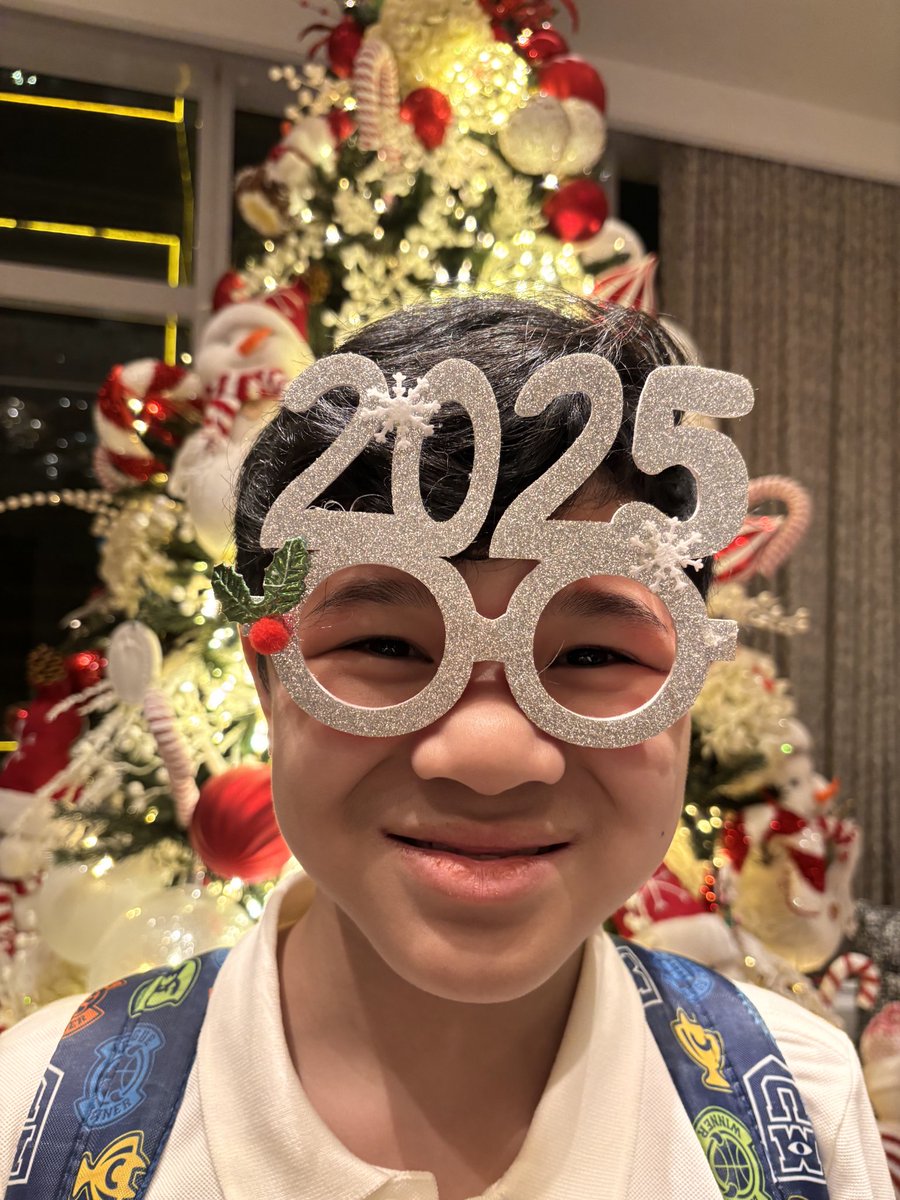 SeviLovesArt's tweet photo. Gm! Happy new year from #TeamAgregado and Sevi's last completed piece in 2024! 🥳Wishing you all an awesome 2025! ✨
#AutisticArtist #AutismArt #ArtTherapy #kidart #kidartist https://t.co/R2r4SzPkwA