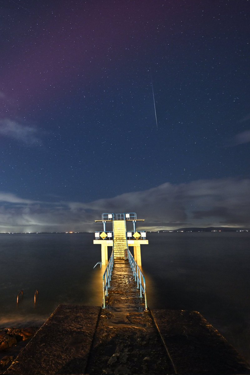 ZhangChaosheng's tweet photo. New Year's Day aurora and meteor over Blackrock Diving Tower (18:37, 1/1/2025, f2.8, 20s, ISO 320, 14mm) https://t.co/E6tC1Wj1JW