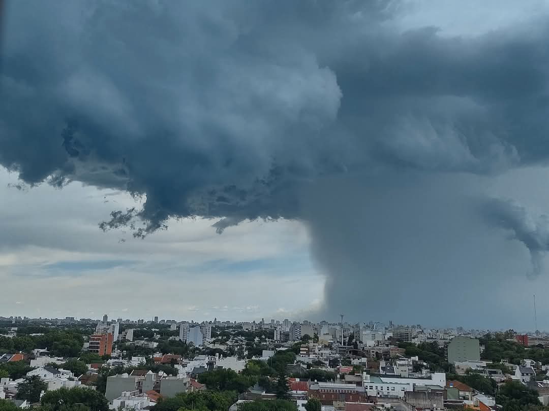 Tiempo_AMBA's tweet photo. #Ahora  👀⛈️
Sin dudas una de las imágenes del dia, impresionante cortina de agua sobre Capital Federal. https://t.co/0HlVR0lDoA