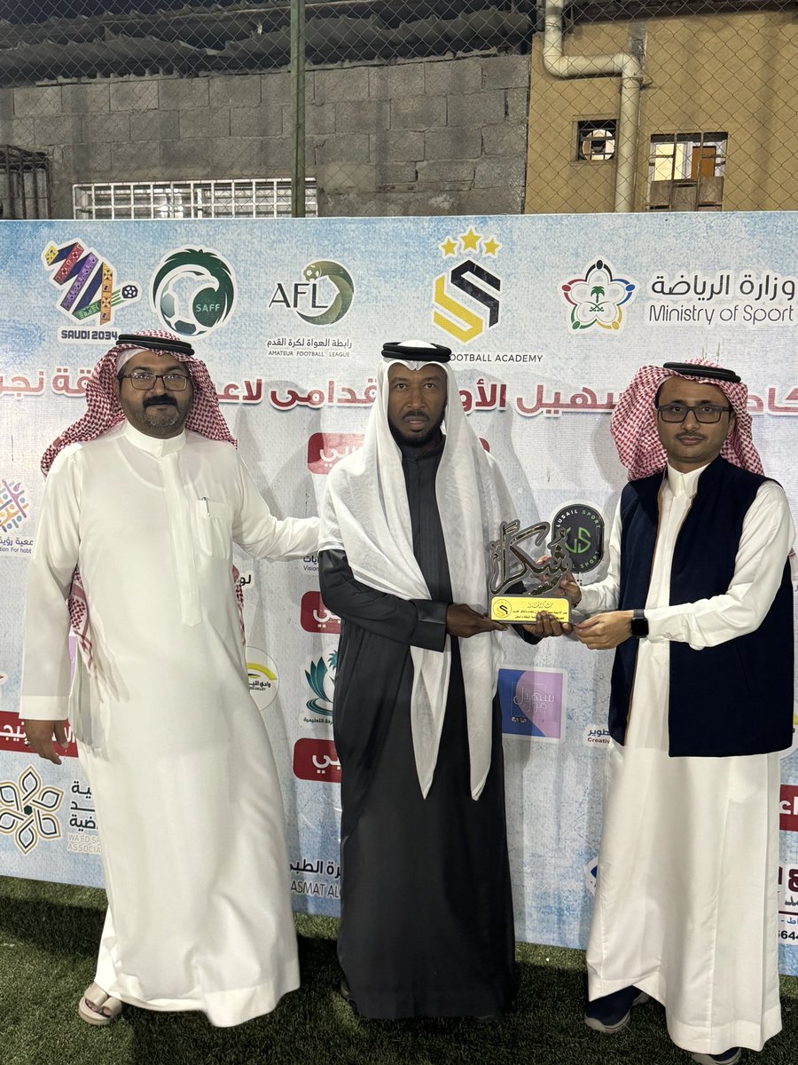 على هامش فعاليات اليوم الختامي بدور المجموعات تم تكريم الجناح الطائر ولاعب الأخدود السابق الكابتن عبدالله الصقور 
 #دورة_قدامى_لاعبي_نجران