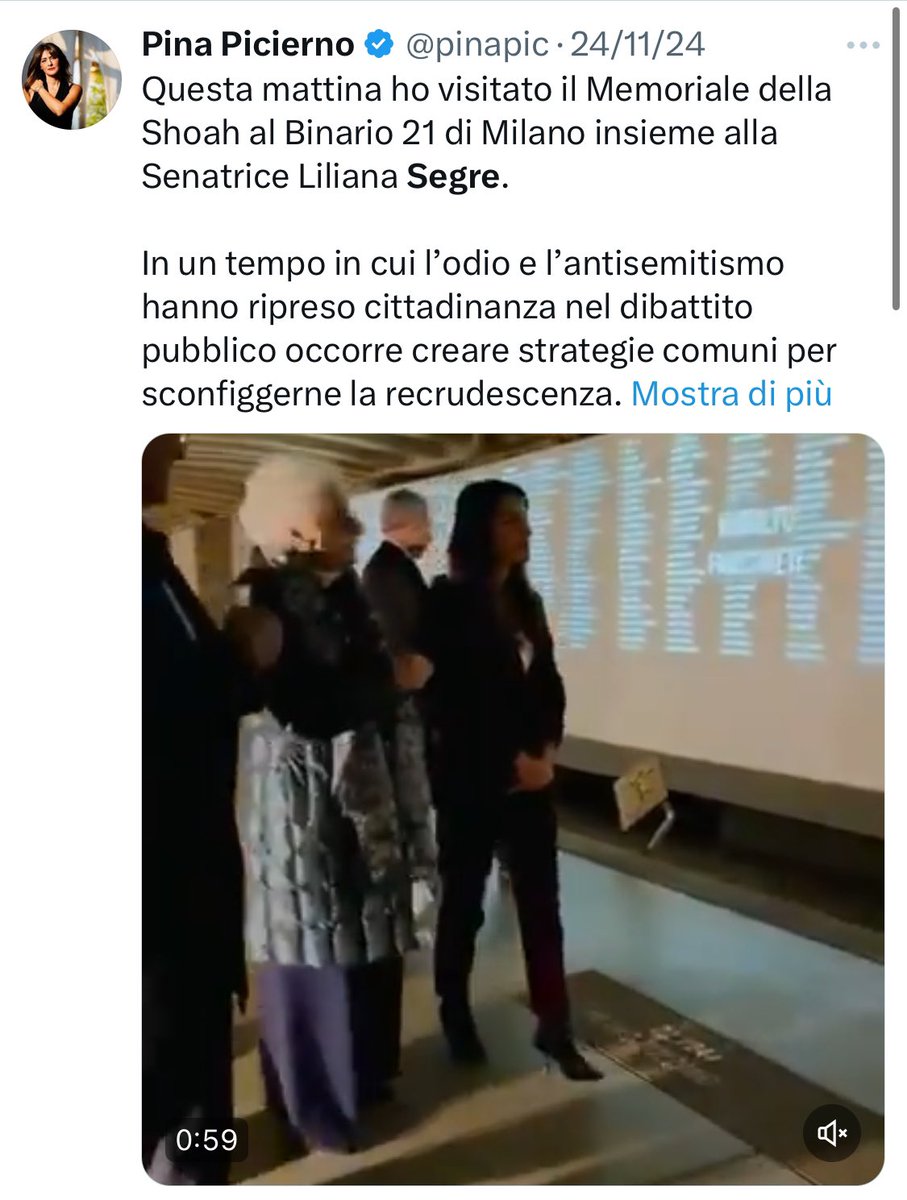 k_arsenale's tweet image. Mentre a novembre un’emozionata @pinapic con la senatrice Segre, si scagliava contro l’antisemitismo dilagante, gli amici dell’#Ucraina festeggiano il compleanno dell’eroe nazista #StepanBandera, sabotando allegramente la #Menorah ebraica. È la nuova democrazia bellezza !!