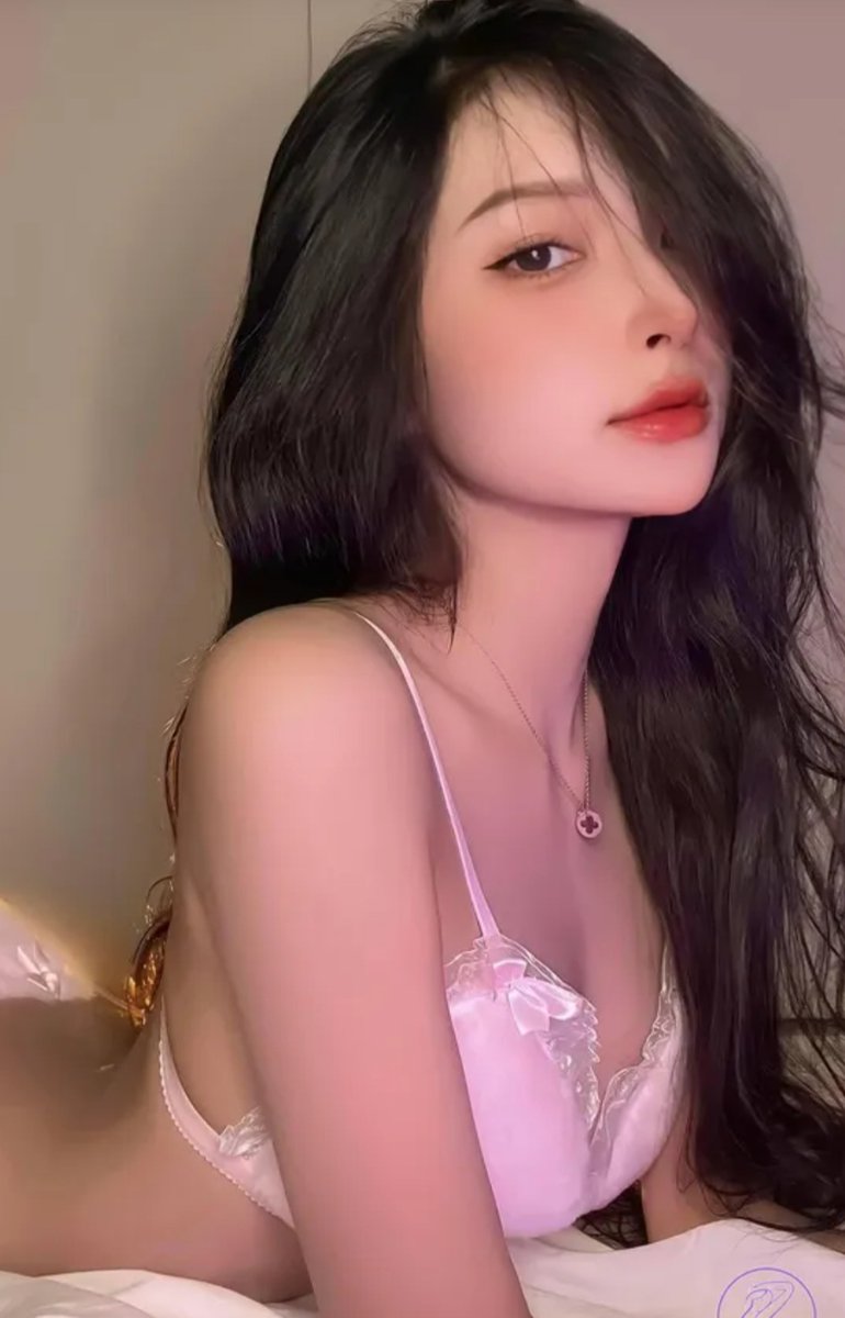 حديقة من زهور التوليب في نسيج نابض بالحياة من الألوان.