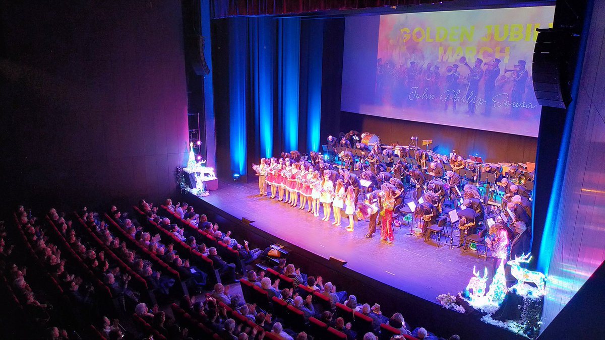 Kursaalmanresa's tweet photo. Amb la Marxa Radetzky i el públic aplaudint hem tancat el fantàstic Concert de Cap d'Any que ens ha ofert la Banda de la Unió Musical del Bages per donar la benvinguda al 2025!  Meravellós! 

Us desitgem un molt bon any!! https://t.co/46n7aMEeOh