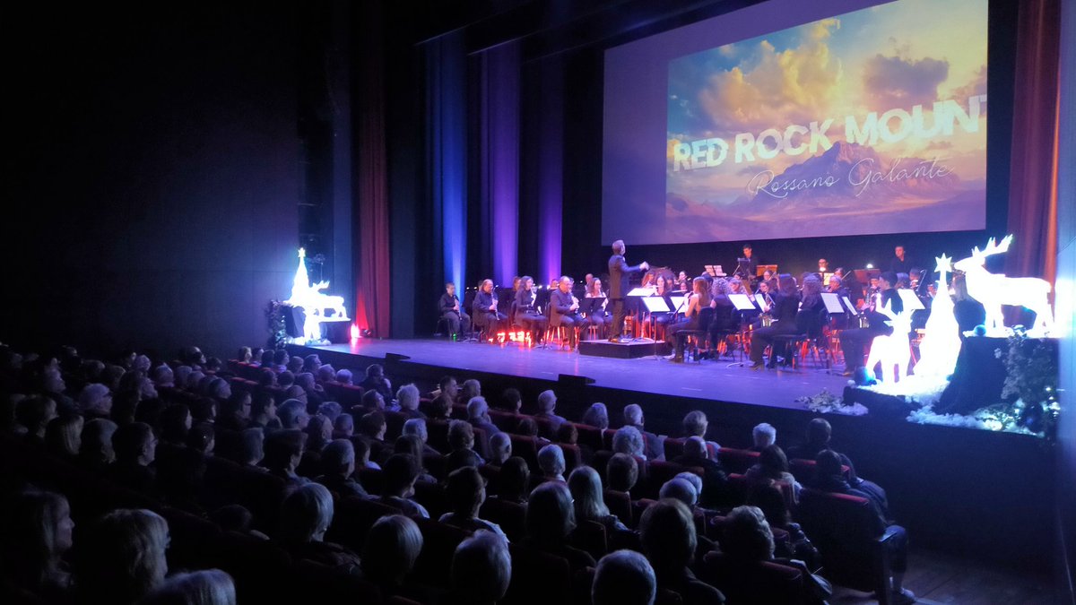 Kursaalmanresa's tweet photo. Amb la Marxa Radetzky i el públic aplaudint hem tancat el fantàstic Concert de Cap d'Any que ens ha ofert la Banda de la Unió Musical del Bages per donar la benvinguda al 2025!  Meravellós! 

Us desitgem un molt bon any!! https://t.co/46n7aMEeOh