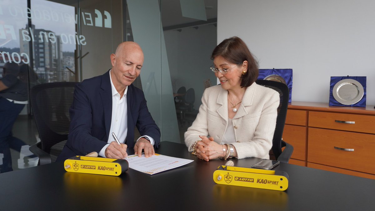 Aucas45's tweet photo. 🖋🧾 Una firma que significa el inicio de una gran historia @Aucas45 🤝 @kaosportec y @lottosport la nueva👕 armadura del #ÍdoloDelPueblo 👌🔝

#Aucas2️⃣0️⃣2️⃣5️⃣
#VamosPorMásAucas 

🟡🔴⚽️🔝 https://t.co/ta49YOupPP