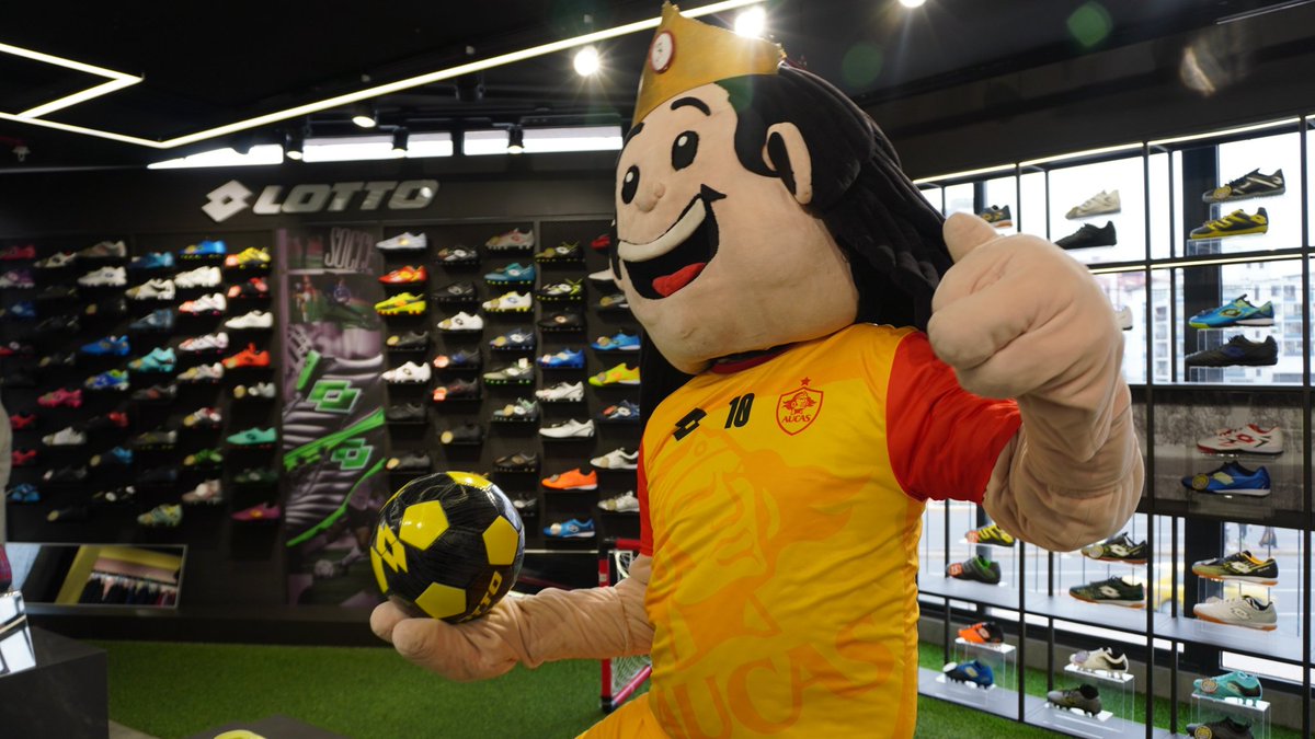 Aucas45's tweet photo. 🖋🧾 Una firma que significa el inicio de una gran historia @Aucas45 🤝 @kaosportec y @lottosport la nueva👕 armadura del #ÍdoloDelPueblo 👌🔝

#Aucas2️⃣0️⃣2️⃣5️⃣
#VamosPorMásAucas 

🟡🔴⚽️🔝 https://t.co/ta49YOupPP