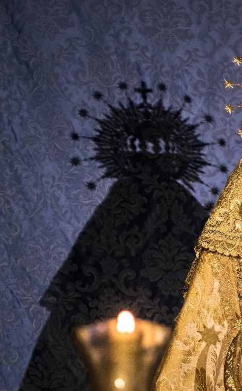 𝟐𝟎𝟐𝟓: 𝐚𝐧̃𝐨 𝐝𝐞 𝐥𝐚 𝐂𝐨𝐫𝐨𝐧𝐚𝐜𝐢𝐨́𝐧 𝐝𝐞 𝐍𝐮𝐞𝐬𝐭𝐫𝐚 𝐏𝐚𝐭𝐫𝐨𝐧𝐚, 𝐥𝐚 𝐕𝐢𝐫𝐠𝐞𝐧 𝐝𝐞 𝐋𝐮𝐧𝐚.