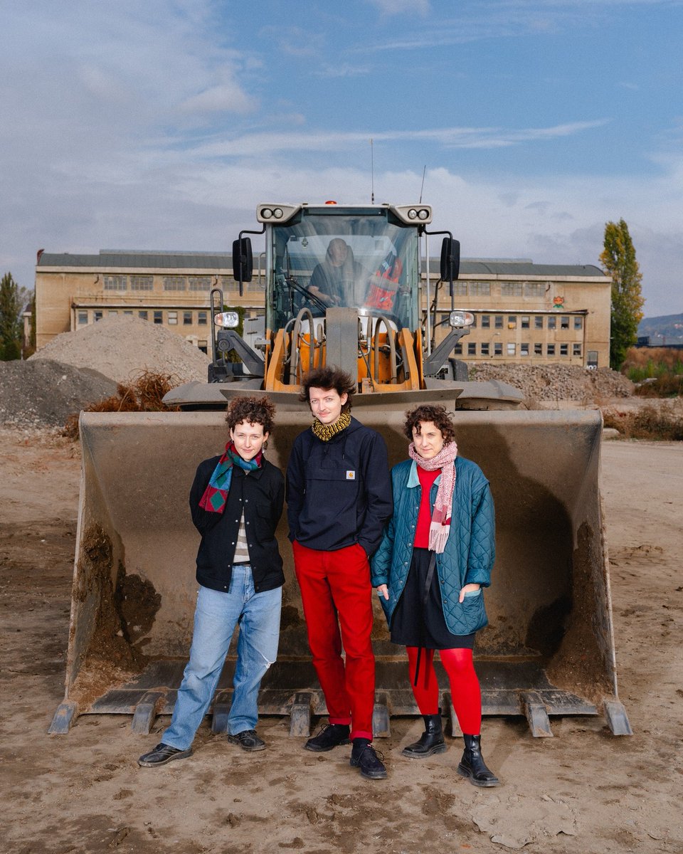 HaDivadlo's tweet photo. Nejdůležitější vyhlídkou v tomto novém roce je pro nás v HaDivadle předávání uměleckého vedení. Kolektivní umělecké vedení od Sezony 51 – Jana Vaverková, Jan Doležel a Justina Grecová. 💥 Přečtěte si rozhovor s naší tvůrčí trojicí na Podhoubí: https://t.co/7EHcOT77Z2 https://t.co/uQnvMYCxyQ