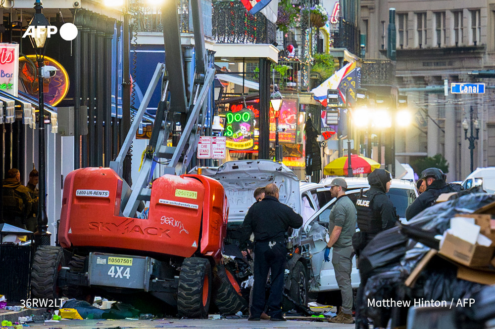 #UPDATE A US Army veteran with an Islamic State flag and "hellbent" on carnage slammed a truck into a crowd of New Year's revelers in New Orleans, killing at least 10 people and wounding more than 35, officials said.

u.afp.com/5tSi by <a href="/Gianrigo/">Gianrigo Marletta</a>
