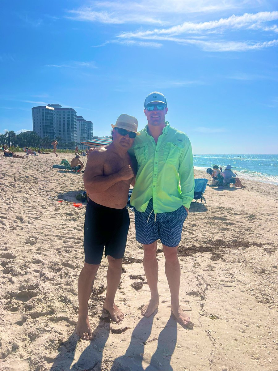 One legend in his own mind &amp; one true legend &amp; future NFL HOF <a href="/LukeKuechly/">Luke Kuechly</a> hanging out on New Year'Day on Vanderbilt  Beach in beautiful Naples <a href="/WTHSMinutemen/">Minutemen Football</a> <a href="/WTHS_Athletics/">WTHS Athletics</a> <a href="/ParadiseCoast/">Florida's Paradise Coast</a>