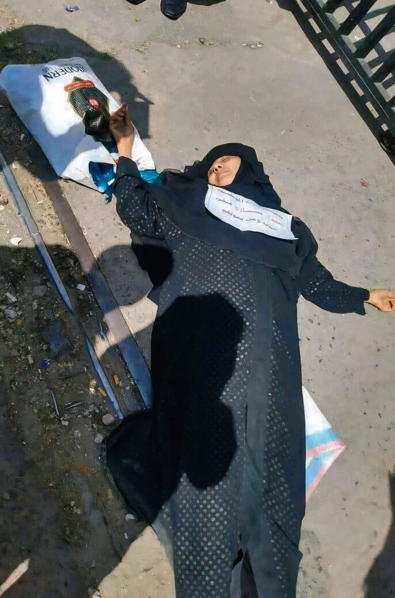 مشهد مؤثر " الأستاذة القديرة " انديرا عبدالسلام " إحدى المعلمات في محافظة #تعز ترمي بنفسها على الأرض خلال وقفة احتجاجية للمعلمين والمعلمات أمام مبنى السلطة المحلية وسط مدينة #تعز صباح اليوم الأربعاء تعبيراً عن الوضع المأساوي والكارثي الذي يعيشه المعلمين والمعلمات بسبب سياسة