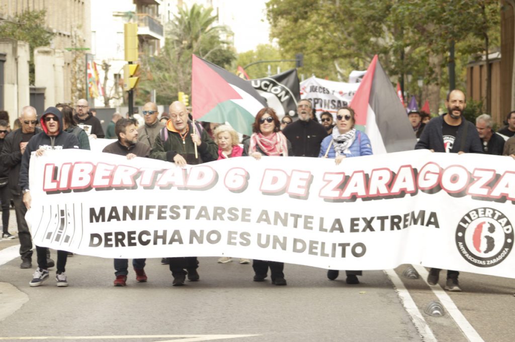 "Mientras continuemos en prisión el Gobierno seguirá siendo cómplice necesario de esta tragedia". Otra multitudinaria manifestación en la capital aragonesa volvió a exigir en octubre la liberación de "los seis de Zaragoza" (<a href="/Libertad6Zgz/">Libertad 6 de Zaragoza</a>): arainfo.org/manifestacion-…

Más info: