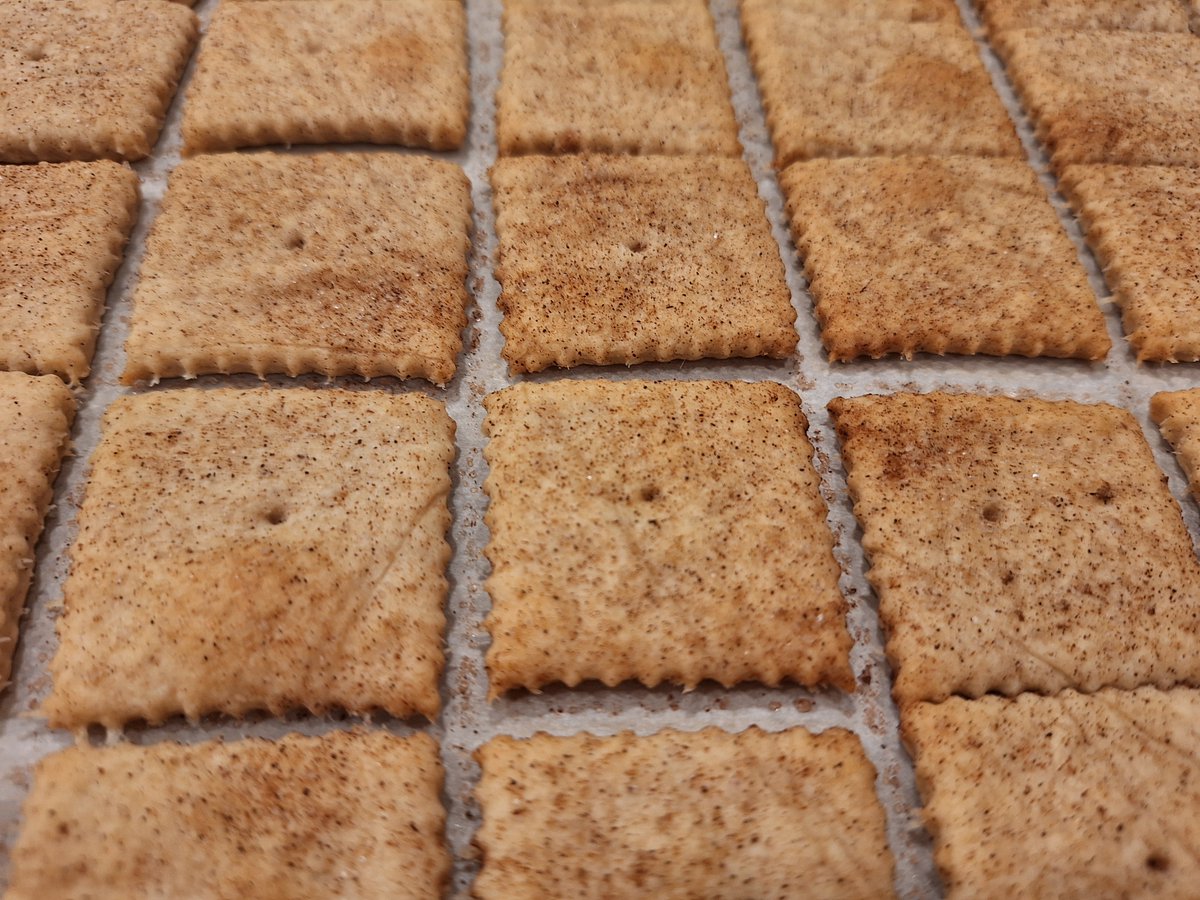 AikitchenBlog's tweet photo. Turn leftover sourdough discard into magic! ✨ These Cinnamon Maple Crackers are lightly sweet, crispy, and kid-approved. 🧡 Perfect snack or treat!

📸 Recipe link in comments.

#SourdoughDiscard #CookingWithAI #FamilySnacks #Pickyeaters #AIKitchenBlog #MomLife #BakingWithAI  #HealthySnacking #Yummy