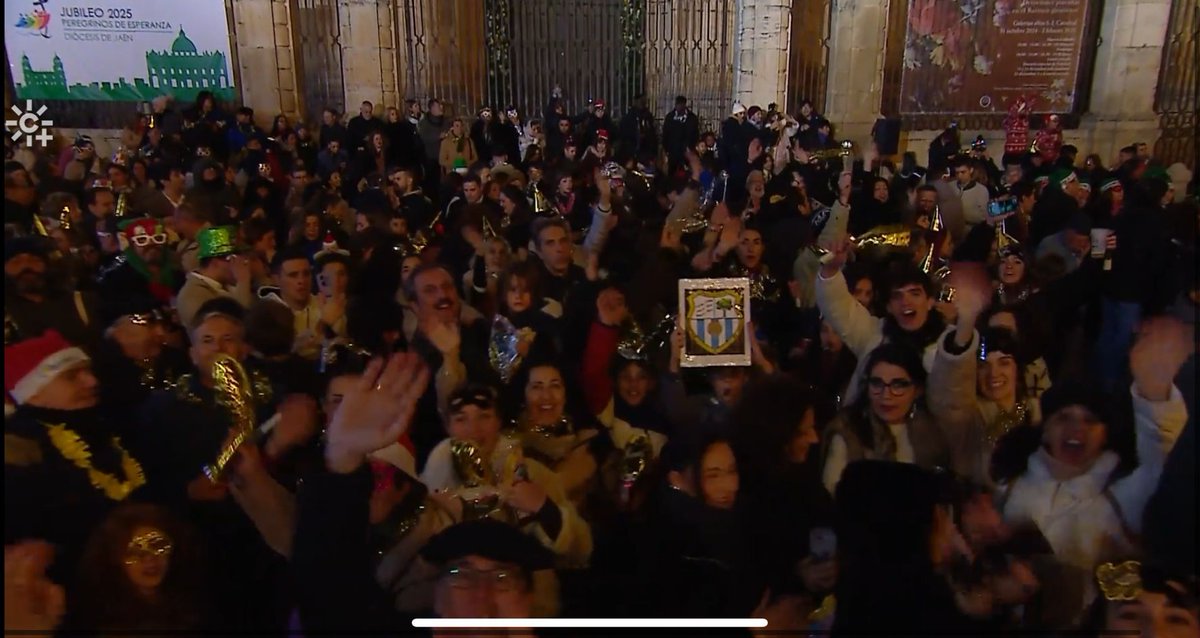 vela__02's tweet photo. Qué sentido tuvo un escudo del Mairena en las campanadas en una plaza de Jaén jdjdjsjskks https://t.co/Y4T7pTNLXk