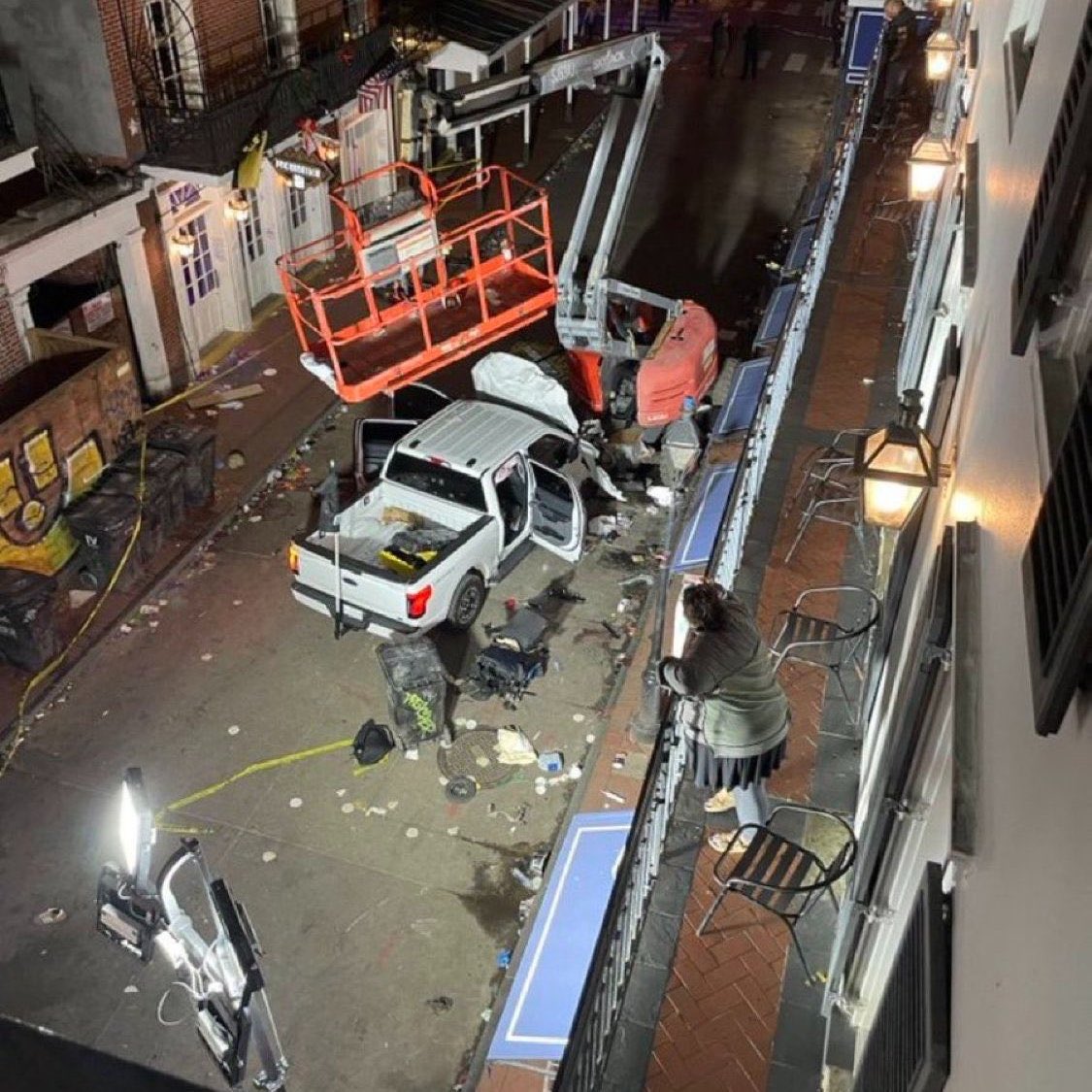 BurninTRanch's tweet image. I do not believe in coincidence. Two separate terrorist attacks on New Year’s Day? I’m not buying it. What are they trying to distract us from? Way too much symbolism with the cyber truck at Trump hotel. Question our government’s involvement. 

If you notice this appears to be a…