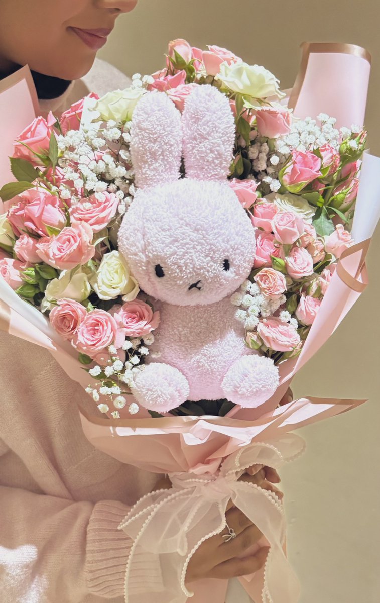 nishsly's tweet photo. the most prettiest bouquet ever @yasflorals 🥹💕 https://t.co/WcxrEDW8ga