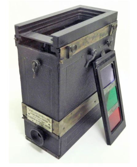 RealPreCinema's tweet photo. 1899
THE MÉLANOCHROMOSCOPE
LOUIS ARTHUR DUCOS DU HAURON (1837-1920)
The #Mélanochromoscope, by #duHauron and Lesueur, Paris, 1899. The #Trichrome Camera provided 3, 35×35 mm views on a single plate.
Usable as a polychrome image viewer from positive plates. The Mélanochromoscope allowed simultaneous exposures using three filters, (blue, green, and red), on three B/W plates (1.37 x 1.37-inch format).
It was also used to view these colour photographs, providing a visual superimposition of three positives in their respective tints.
Image Swiss Camera Museum.
