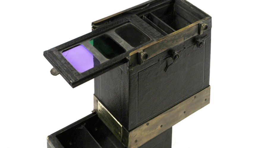 RealPreCinema's tweet photo. 1899
THE MÉLANOCHROMOSCOPE
LOUIS ARTHUR DUCOS DU HAURON (1837-1920)
The #Mélanochromoscope, by #duHauron and Lesueur, Paris, 1899. The #Trichrome Camera provided 3, 35×35 mm views on a single plate.
Usable as a polychrome image viewer from positive plates. The Mélanochromoscope allowed simultaneous exposures using three filters, (blue, green, and red), on three B/W plates (1.37 x 1.37-inch format).
It was also used to view these colour photographs, providing a visual superimposition of three positives in their respective tints.
Image Swiss Camera Museum.