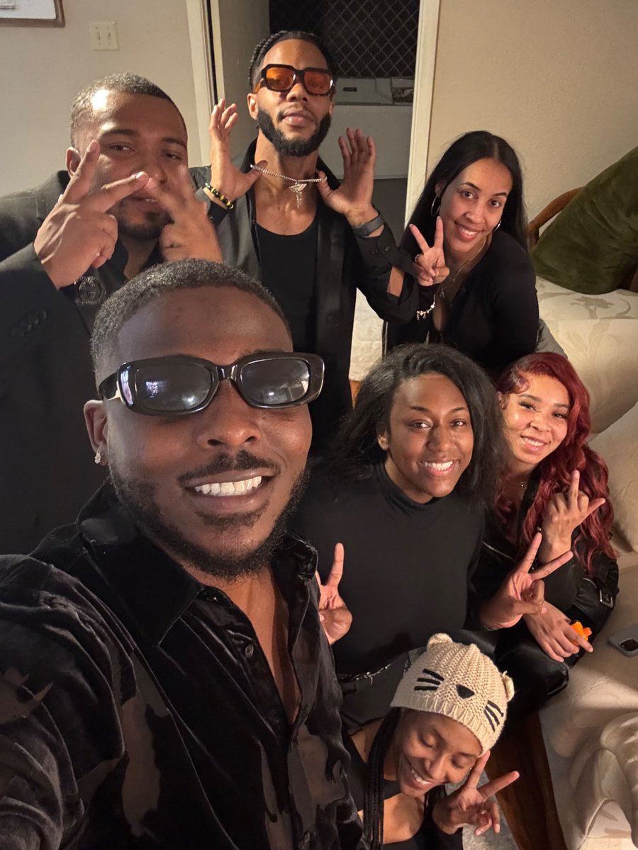 ktoynes_'s tweet photo. Happy New Years! 🖤 I love y’all. https://t.co/GXVSoIGhQz