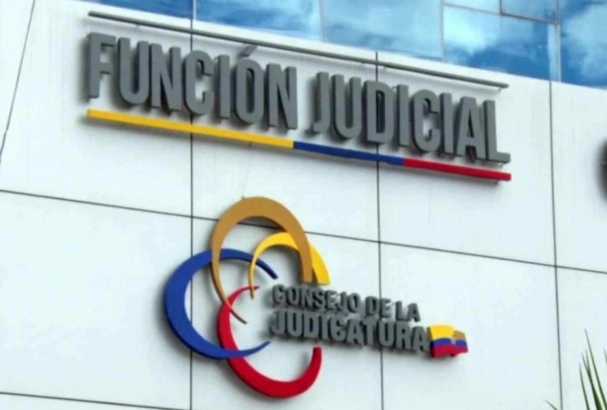 LaGuiaEc_'s tweet photo. #LaGuía El niño de 13 años alias (boquita) que asesinó a un policía en #Esmeraldas es aún investigado por el secuestro de Vanessa Egas y Mauricio Martínez.

El niño continúa con medidas sustitutivas. https://t.co/8AmTNnfi9l