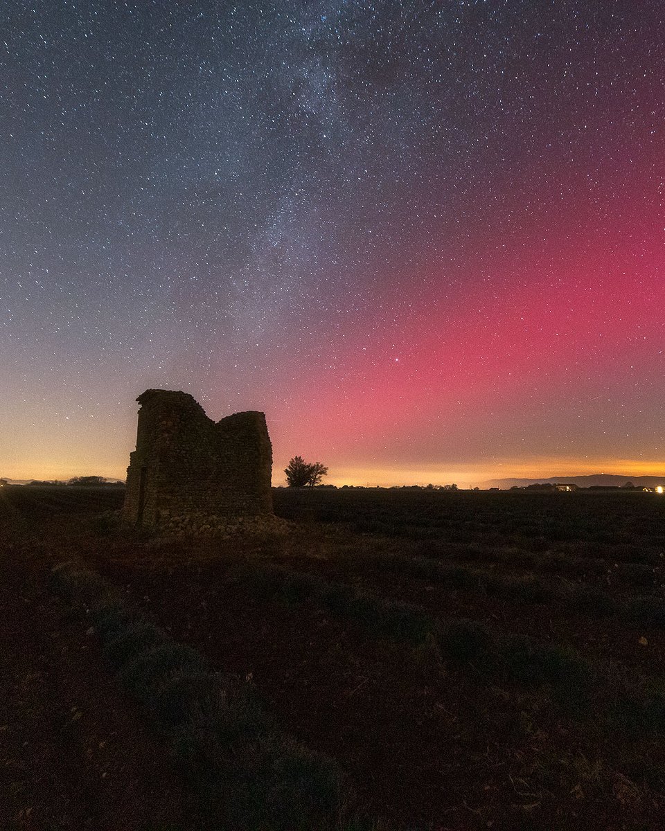 AdrienNoat's tweet photo. L'année 2025 commence par des aurores boréales sur le plateau de Valensole dans les #alpesdehauteprovence #auroreboreale https://t.co/az9soBeYf1